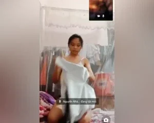 Bé Nguyễn Nhàn ở nhà buồn gọi video call sex với bạn trai