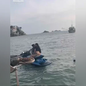 Cặp đôi Phịch nhau trên moto nước cho khán giả xem luôn