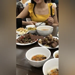 Chị máy bay 94 chủ động mời đi ăn , mà ăn xong chị lại bảo ở lại với chị