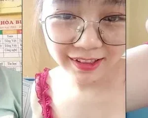Cô giáo kính cận vú to đang dạy học thì thay đồ khoe hàng ngay trên lớp