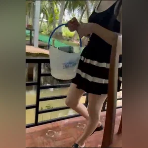 Đẳng cấp dân chơi vén váy móc hàng em PG quán bia