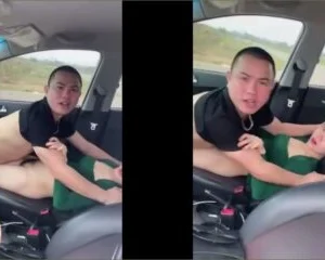 Đang chơi trong xe ô tô thì bị quay phim