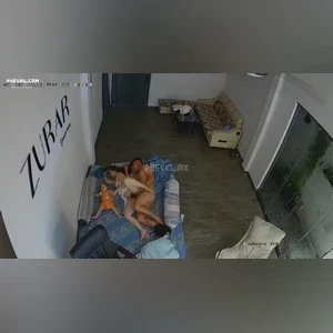 Đụ nhau khi con đang nằm bên cạnh