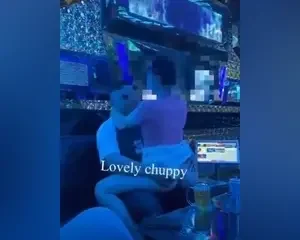 Em chơi bạo bú cu vét máng chịch luôn trong phòng hát karaoke – Love chubby