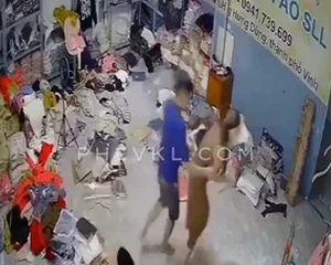 Em chủ Shop đang Livestream bán hàng trên tiktok thì bị khách đến lôi vô phòng rồi đè ra chịch