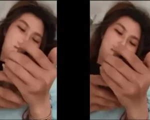 Em cứ nằm chơi điện thoại