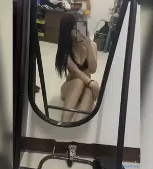 Em gái dâm Cosplay trong bộ đồng phục học sinh bò quanh nhà