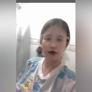 Em Nhung 2k3 Fan M10 show hàng trong nhà vệ sinh