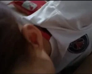 Em sinh viên trong bộ đồ thể dục