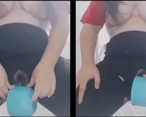Em thủ dâm với cán ca nhựa