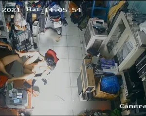 Hack camera hai vợ chồng chơi nhau trong cửa hàng máy tính