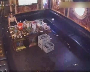 Hack camera nứng quá chơi luôn em tay vịn trong quán karaoke