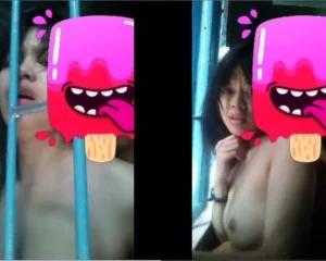 Lén lút bên cửa sổ em sợ bị người khác nhìn thấy