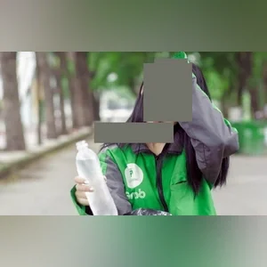 Nữ tài xế Grab ngày chạy trên đường tối làm thêm trên giường