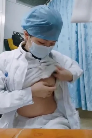 nữ y tá tranh thủ show hàng lúc nghỉ trưa