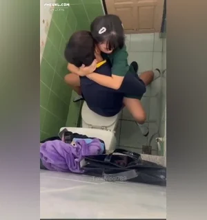 Quay lén 2 đưa bạn học cùng lớp vào nhà vệ sinh trường chịch nhau