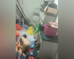 Quay lén cặp đôi công nhân chịch nhau trong kho để đồ