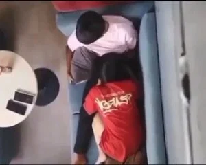 Quay lén em gái bú mút cho người yêu nơi công cộng