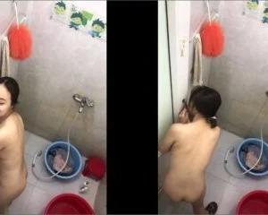 Quên mang nước tắm em nhờ bạn lấy giúp