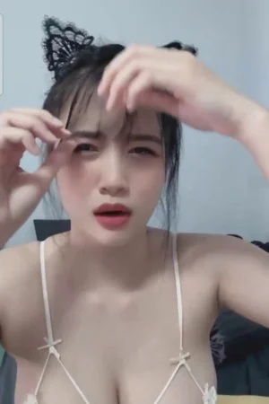 Thỏ Xinh YYlive dễ thương quá, ai cho em nó củ cà rốt đi